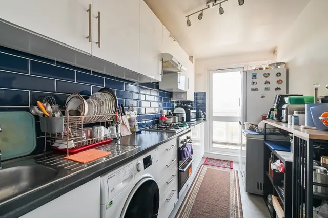 Photo 2 — 81 Sleaford House, Fern Street, London