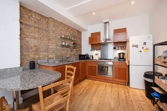 Photo 2 — 33 Chandlery House, 40 Gowers Walk, London