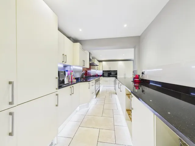 Strathcona Close, Flackwell Heath, HP10, photo 3