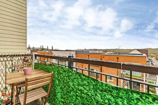 Canalside, Redhill, RH1, photo 3