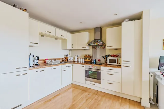 Canalside, Redhill, RH1, photo 1