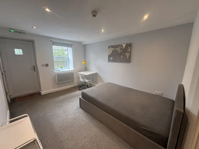 Outcote Bank, Huddersfield, HD1, photo 3