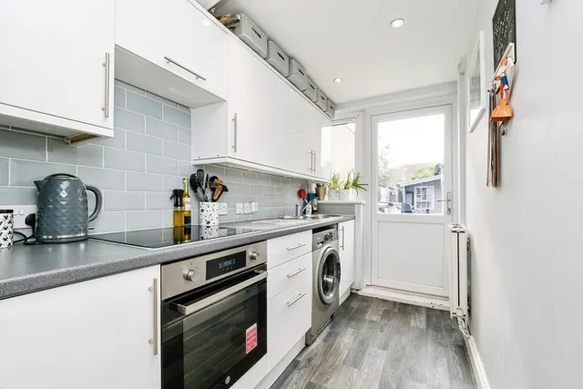 Spinney Gardens, Dagenham, RM9, photo 3