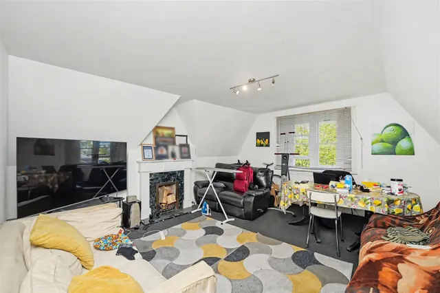 St. James Court, Edmonton, N18, photo 2