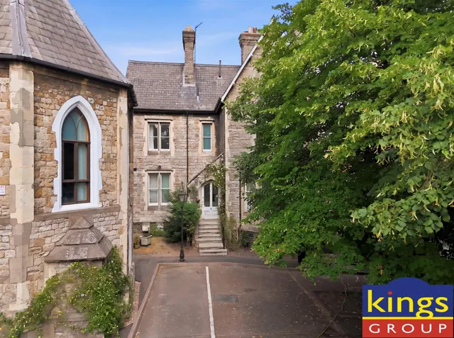 St. James Court, Edmonton, N18, photo 1