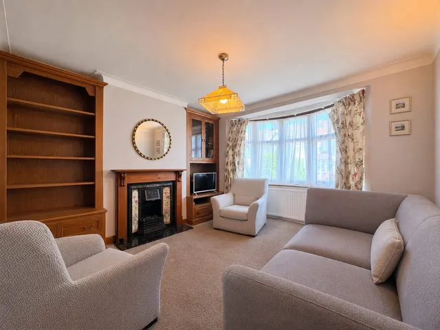 Fairfield Crescent, Edgware, HA8, photo 2