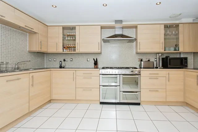 Lancaster Gate, Upper Cambourne, CB23, photo 2