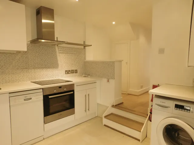 Shirley Gardens, London, W7 3PT, photo 1