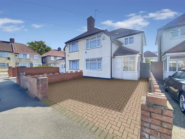 St. Leonards Gardens, Hounslow, photo 1