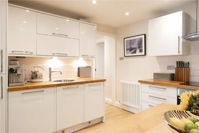 Photo 2 — Navarino Road, Hackney, E8