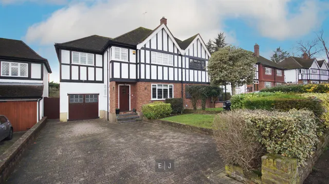 Spring Grove, Loughton, photo 1