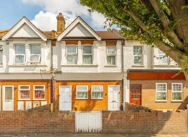 Midhurst Road, Northfields, W13