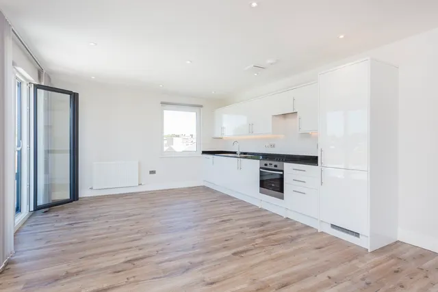 3 bedroom flat, Cambridge Road, KT1