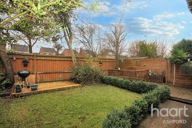Dexter Close, TN25, photo 3