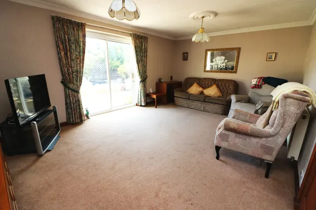 New Park Road, Surrey Ashford, TW15, photo 2