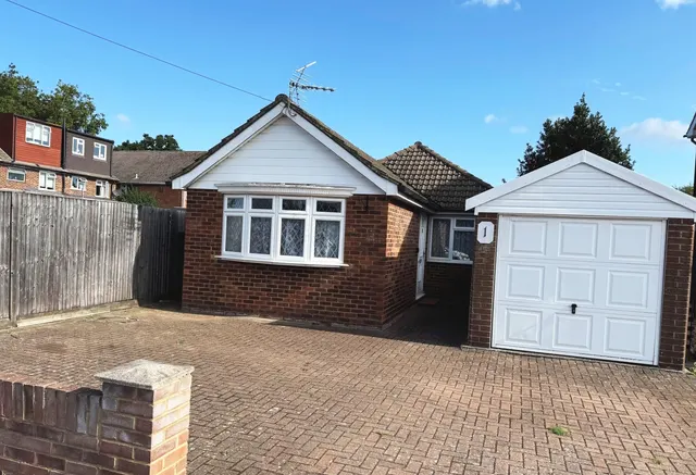New Park Road, Surrey Ashford, TW15, photo 1