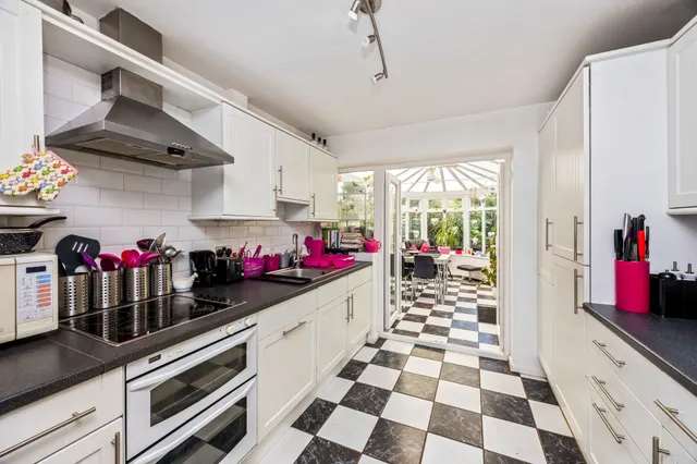 Ayshe Court Drive, Horsham, RH13, photo 2
