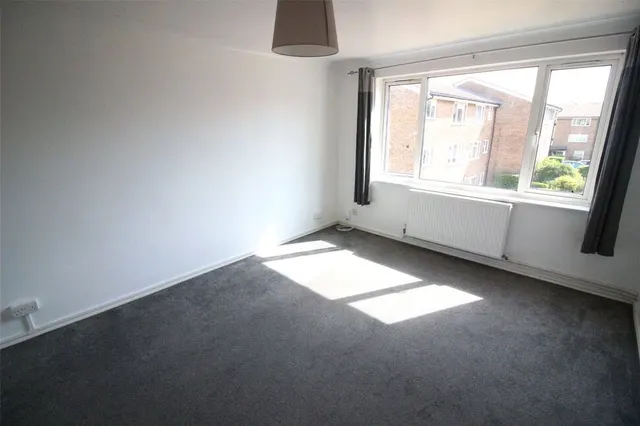 Photo 3 — Glendower Crescent, Orpington, Kent, BR6