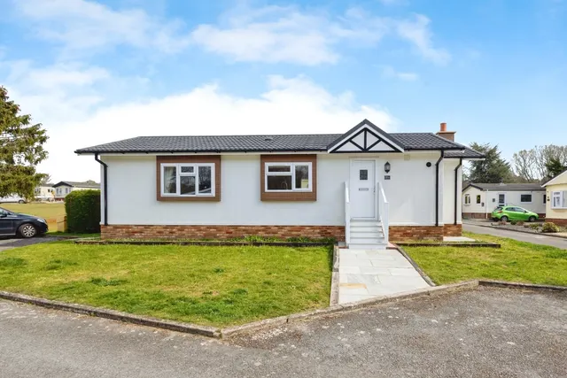 Portsmouth Road, Thursley, GU8, photo 1