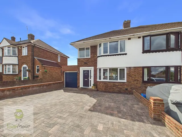 Povey Avenue, Wainscott, ME2, photo 1