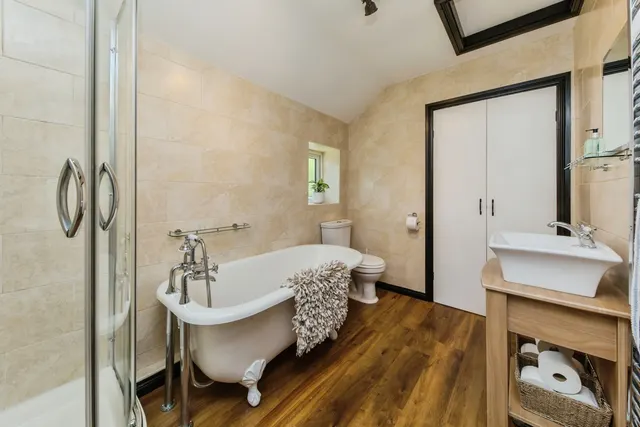 Langley Hall Close, Langley, SK11, photo 3