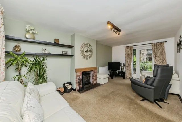 Langley Hall Close, Langley, SK11, photo 2