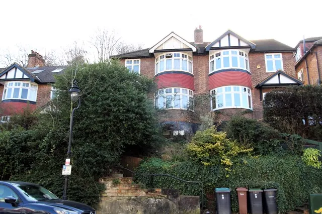 Priory Gardens, London N6 5QS, photo 1
