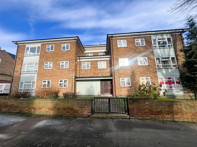 Dale Court Grove, Hill, E18, photo 1