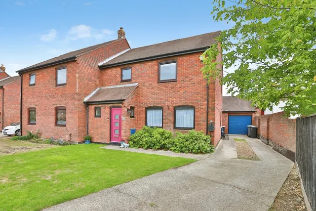 Willow Mead, Bournemouth, BH8, photo 1