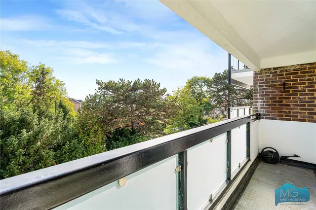 Oakleigh Road North, London, N20, photo 2