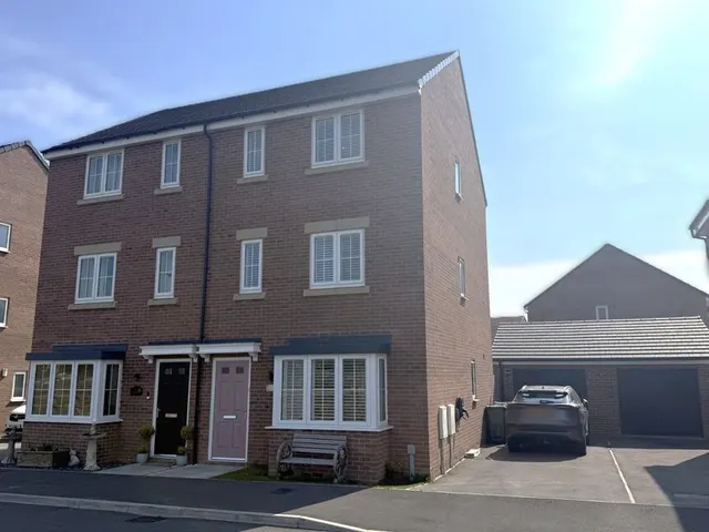 5 bedroom house — Grassland Drive, Bridlington, East Yorkshire, YO15