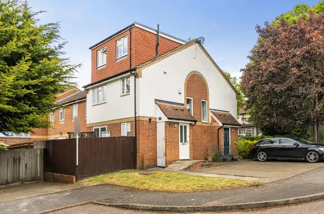 Neville Close, Banstead, SM7 2QZ, photo 1