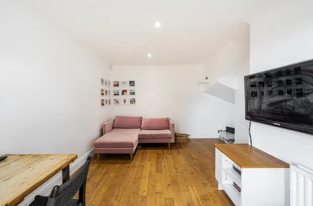 Photo 2 — Neville Close, Banstead, SM7 2QZ
