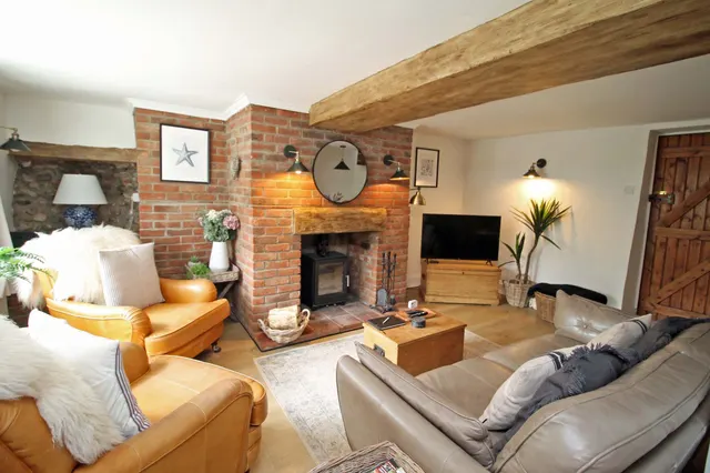 Traditional Brick and Flint Cottage i, photo 3