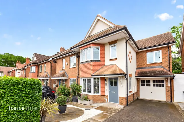 Hengest Avenue, Esher, photo 1