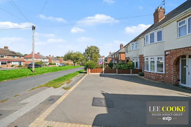 Lawnswood Avenue, Claregate, photo 3