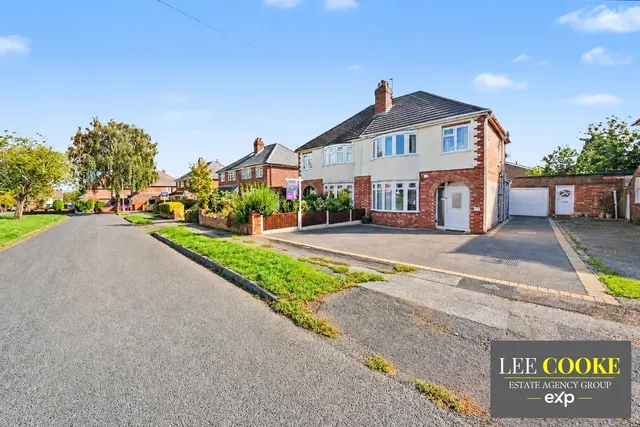 Lawnswood Avenue, Claregate, photo 1