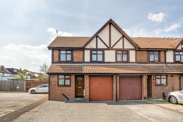 Exceptional Family Home in One of Hayes Most Prestigious Cul-de-Sacs, UB4, photo 1