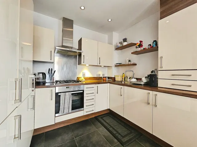 Shaw Close, Staines-upon-Thames, TW19, photo 1