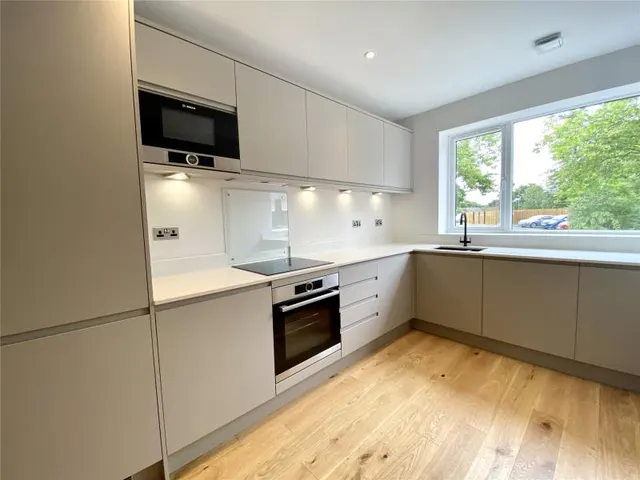 Bagshot Manor Gardens, Bagshot, GU19, photo 2