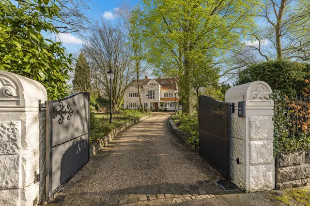 Hale, Altrincham, photo 1
