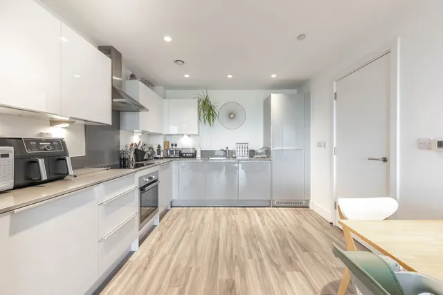 Edgware, HA8, photo 3