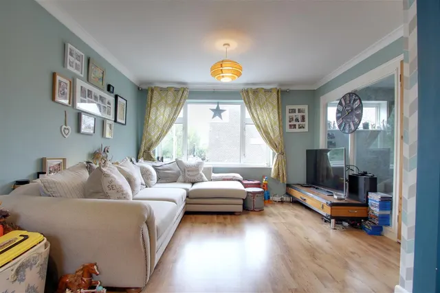 Photo 3 — Mulberry Gardens, Goring-By-Sea, Worthing