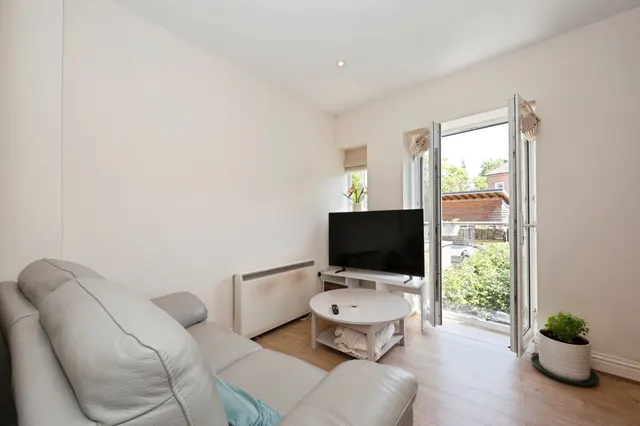High Street, Esher, KT10, photo 3