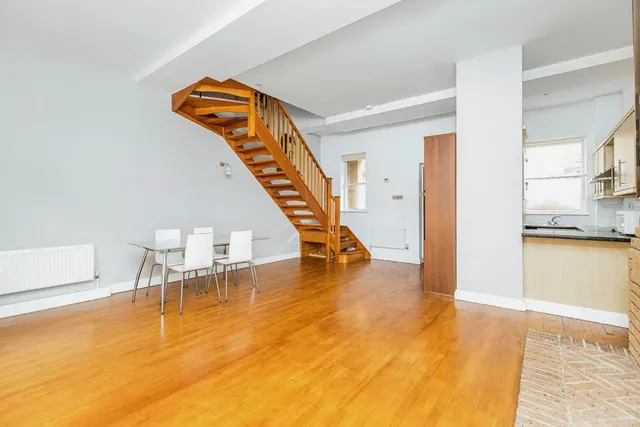 2 bedroom house — Regis Place, Brixton, SW2 5RE