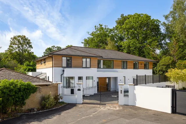 6 bedroom house — Coombe Hill Road, Mulberry, London