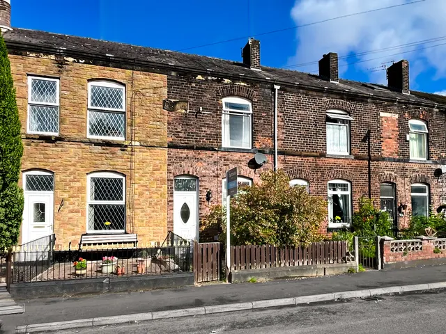 Gigg Lane, Fishpool, BL9, photo 1