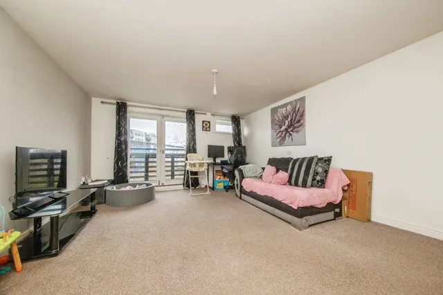 Photo 2 — Pownall Road, Ipswich