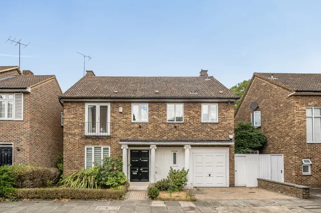 5 bedroom house — 17 Middle Field, London
