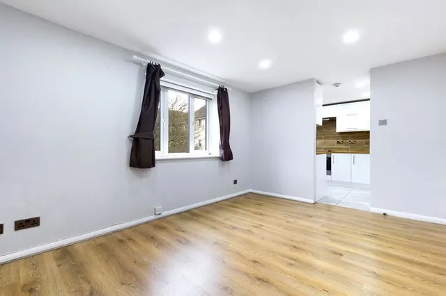 Photo 3 — Mandeville Court, Chingford, London, E4
